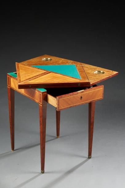 null Une petite table à jeux de style Louis XVI, de forme carrée, en placage de bois...