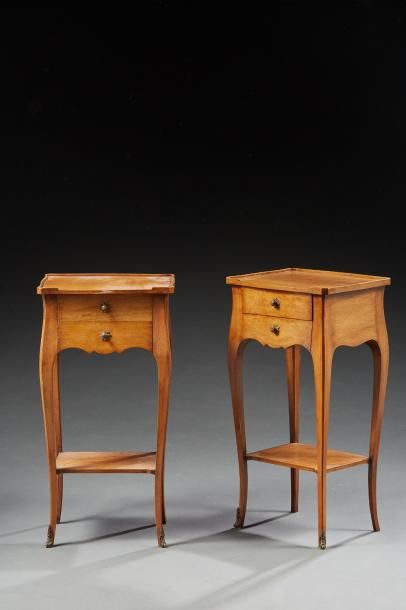 null Une paire de tables de chevet de style Louis XV en bois naturel vernis, reposant...