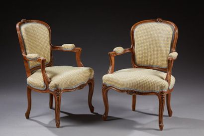 null Une paire de fauteuils cabriolet de style Louis XV en bois naturel sculpté de...