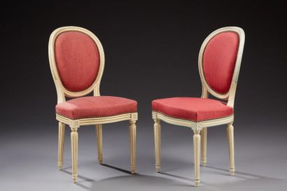 null Deux chaises pouvant former paire de style Louis XVI en bois laqué à dossiers...