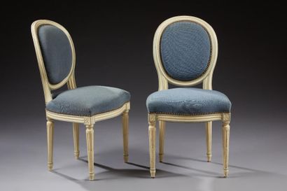 null Une paire de chaise de style Louis XVI à dossiers médaillons en bois laqué rechampi,...