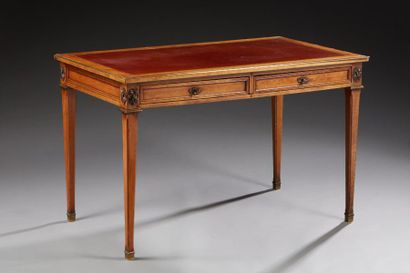 null Bureau plat de style Louis XVI, en bois teinté acajou, ouvrant par deux tiroirs...