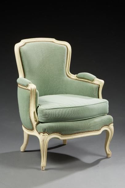 null Une bergère en cabriolet de style Louis XV en bois laqué en blanc mouluré et...