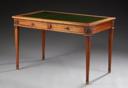 null Bureau plat de style Louis XVI en bois teinté, ouvrant par deux tiroirs en ceinture....