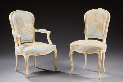 null Un fauteuil cabriolet et une chaise de style Louis XV en suite.

Garniture de...