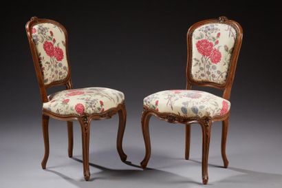 null Une paire de chaises de style Louis XV en bois naturel sculpté de fleurettes...