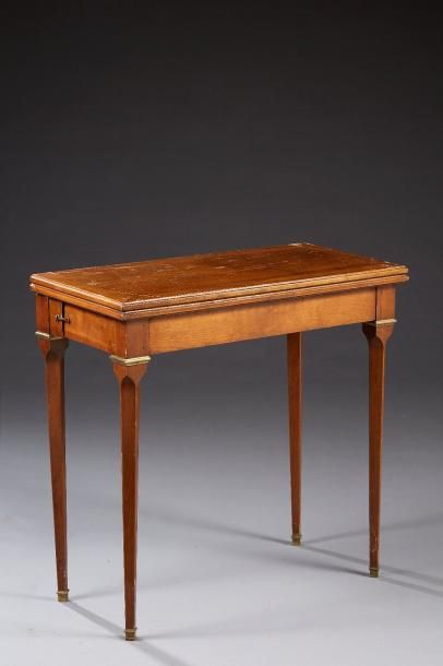 null Une table à jeux de style Louis XV, en merisier à plateau portefeuille, reposant...