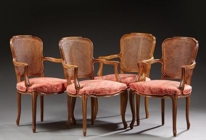 null Suite de quatre fauteuils cabriolet en bois naturel de style Louis XV. Le dossier...