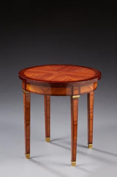 null Une table basse gueridon rond de style Louis XVI en bois de placage. Le plateau...