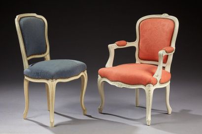 null Un fauteuil de style Louis XV en bois laqué blanc mouluré et reposant sur des...