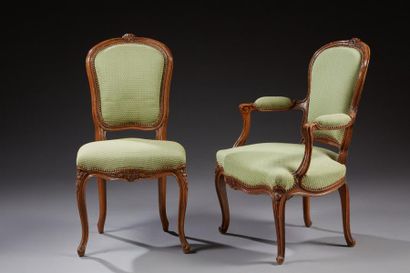 null Un fauteuil de style Louis XV en bois naturel sculpté de fleurettes.

Garniture...