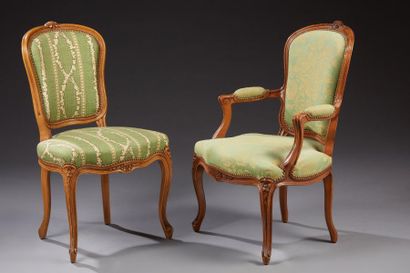 null Une chaise de style Louis XV garnie d'un tissu vert.

On y joint un fauteuil...