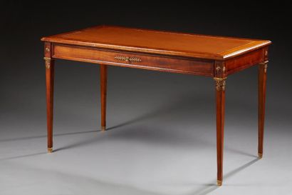 null Bureau plat de style Louis XVI en bois teinté acajou ouvrant par un grand tiroir...