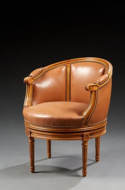 Un fauteuil de bureau de style Louis XVI,...