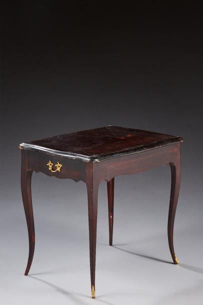 null Une table basse de style Louis XV en bois teinté, ouvrant par un tiroir latéral.

Poignée...