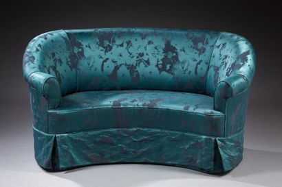 null Un canapé corbeille de forme haricot, garni en plein de damas de coloris bleu...