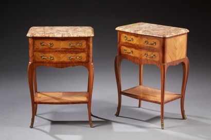 null Une paire de tables de chevet de style Louis XV en placage de bois de rose,...