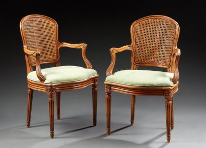 null MAILFAERT Amos

Une paire de fauteuils de style Transition en bois naturel mouluré...