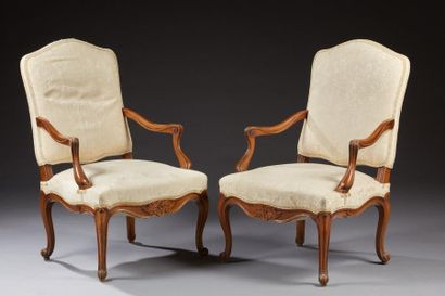 null Une paire de fauteuils de style Régence en bois naturel. Les dossiers sont garnis...