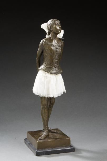 null Petite danseuse
Statuette en bronze patiné d'après Edgar Degas, sur un socle...