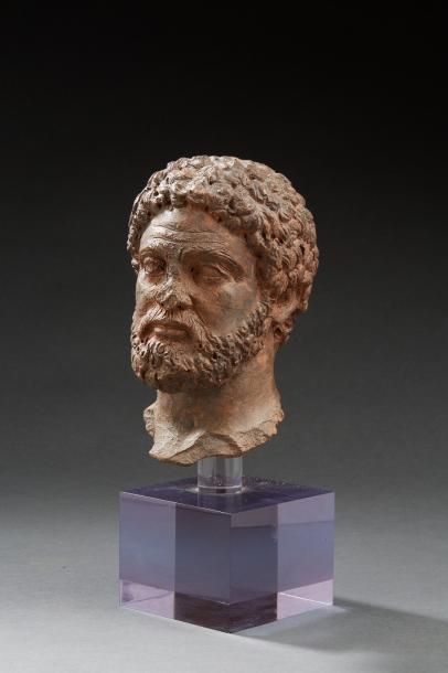 D'après l'Antique Tête d'empereur romain
Terre cuite (accidents)
Hauteur: 19 cm