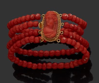 BRACELET en perles facettées de corail rouge,...