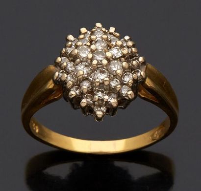 null BAGUE en or jaune et or gris 18k (750 millièmes) ornée de petits diamants taille...