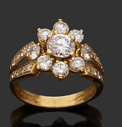 null BAGUE FLEUR en or jaune 18k (750 millièmes) sertie de diamants de taille moderne...