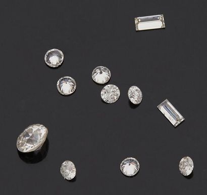 null LOT DE PETITS DIAMANTS sur papier comprenant 9 de taille brillant dont un de...