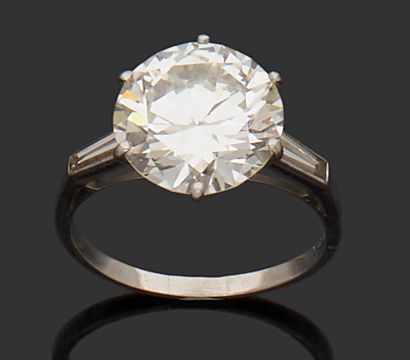 CHAUMET Paris BAGUE SOLITAIRE en platine sertie d'un diamant demi taille pesant 5.91...