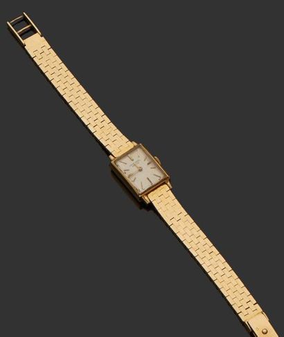 UNIVERSAL GENEVE MONTRE BRACELET DE DAME en or jaune 18k (750 millièmes).
Le cadran...