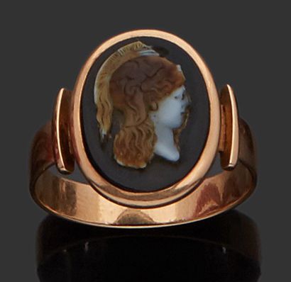 null BAGUE CHEVALIÈRE d'homme en or jaune 18k (750 millièmes) sertie d'un camée agate...