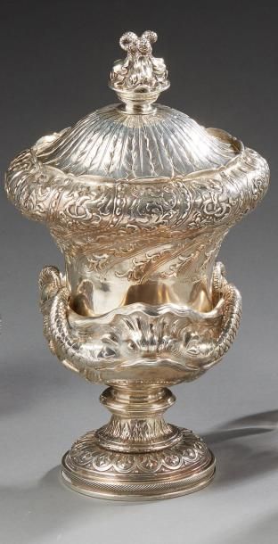 null IMPORTANT VASE couvert en argent ciselé et gravé, le piédouche à décor d'une...