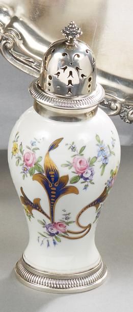 null BRÛLE PARFUM en porcelaine blanche à décor de fleurs polychromes et dorure....