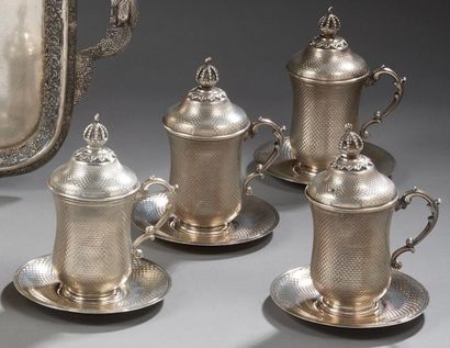 null SUITE DE QUATRE TASSES ottomanes couvertes et leurs sous-tasses en argent à...