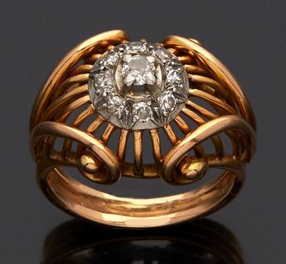 null BAGUE dôme en fils d'or jaune 18k (750 millièmes), la partie supérieure ajourée...