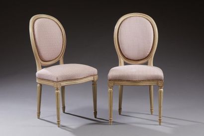 null Paire de chaises à dossier médaillon de style Louis XVI en bois laqué blanc,...