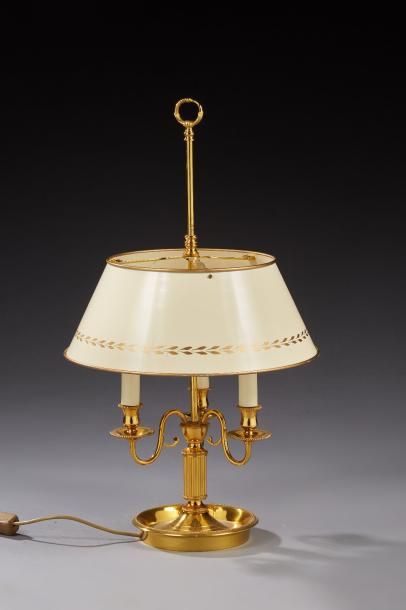 null Une grande lampe bouillotte de style Empire à trois lumières en métal doré et...