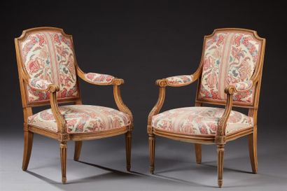 null Une paire de grands fauteuils de style Louis XVI en bois naturel.

Garniture...