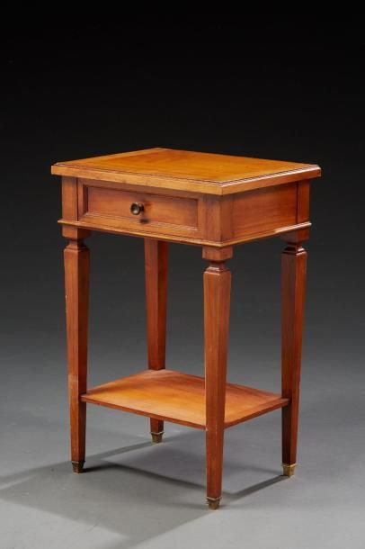 null Une table vide poche en bois teinté de style Louis XVI, ouvrant par un tiroir...