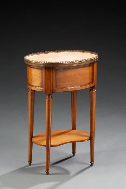null Une table de salon de forme ronde de style Louis XVI en bois teinté acajou....