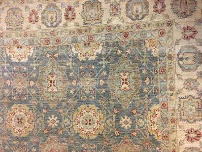 null Grand tapis d'Orient, origine Farhan à décor de motifs stylisés fond bleu 395...