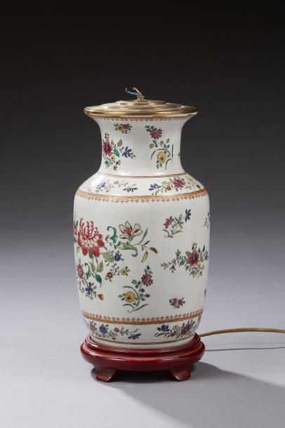 null Lampe constitué d'un vase en porcelaine dans le goût de la Chine à décor polychrome...