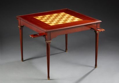 null Une table à jeu de forme carrée de style Louis XVI en placage d'acajou, reposant...