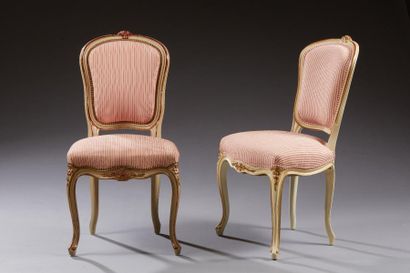 null Deux chaises en bois laqué blanc rechampi rouge et or (petites différences dans...