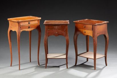null Un lot composé de trois tables de chevets en bois naturel de style Louis XV

Provenance...