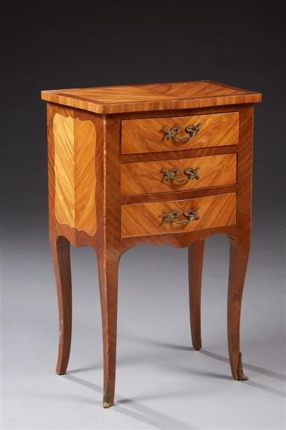 null Une table en chiffoniere en bois de placage de style Louis XV, ouvrant par trois...