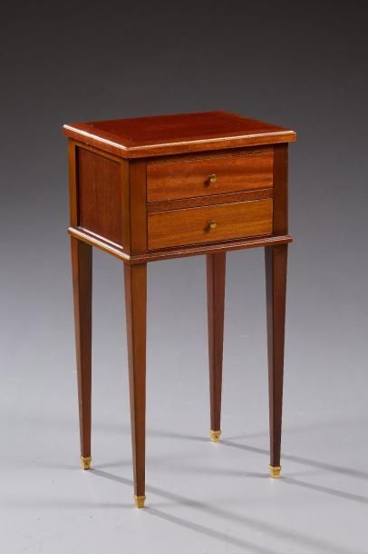 null Table de chevet de style Louis XVI en bois teinté acajou ouvrant par deux tiroirs,...