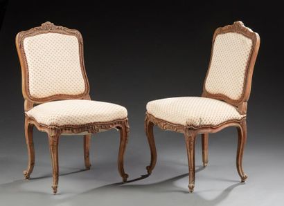 null Une paire de chaises de style Louis XV en bois naturel sculpté de fleurettes....