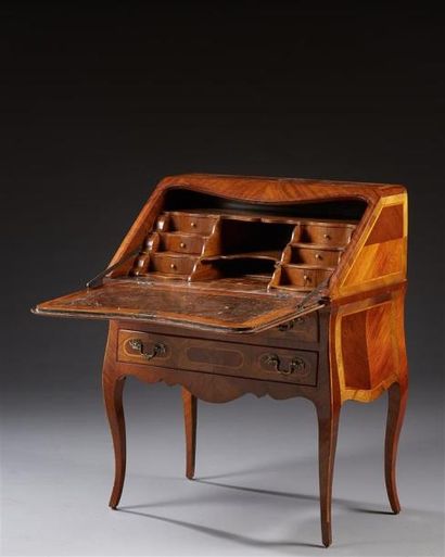 Un bureau de pente d'époque Louis XV en bois...